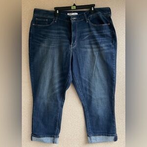 🌟 LEVI’S Strauss Signature Mid-Rise Capri